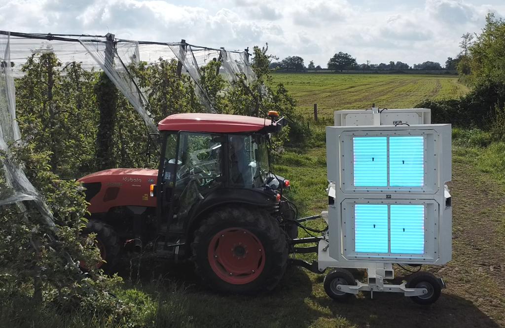 The Helios UV -C flashes panels for orchard